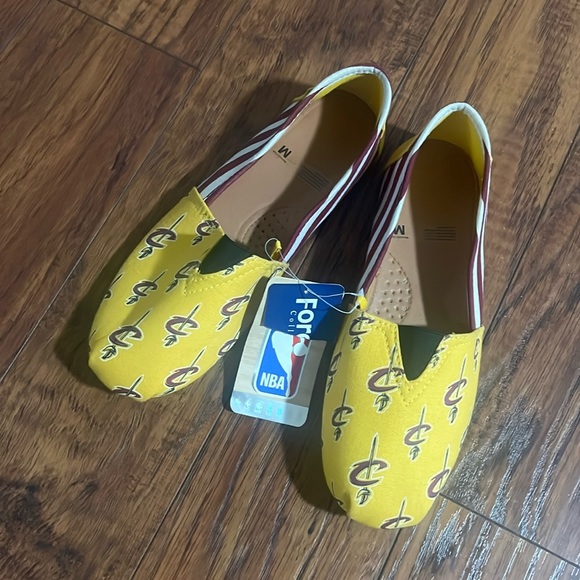NWT NBA Cavs women's size M slip on shoes - Picture 1 of 5